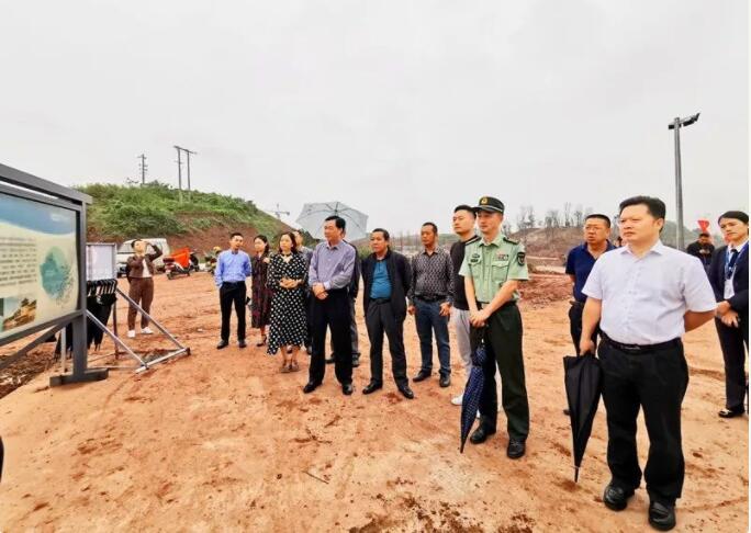 自贡灯会2020年1月15日开灯啦！
19日上午9点，市政协一行来到东部新城华侨城彩灯大世界建设现场，现场土木建设正在火热进行中！据了解，今年灯会场地正式确定在华侨城举办，基础建设将于10月31日交付，11月初灯组入场，2020年1月15开灯。
