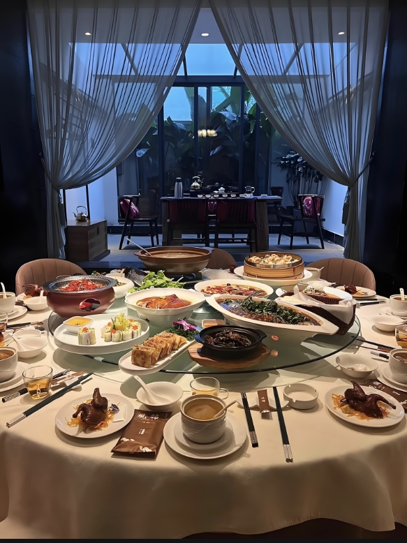 成都餐饮盛会云集，共促行业新发展
2025年，成都餐饮界热闹非凡，多场重量级活动相继登场，为行业发展注入强劲动力。

3月11 - 12日，2025中国餐饮产业节在成都世纪城国际会议中心盛大举行。此次产业节以“破茧·新生”为主题，汇聚了众多餐饮品牌创始人、上游企业负责人、资深投资人及业界精英。活动期间，开展了产业大会、专题论坛、闭门会议、系列发布会等环节，深度探讨餐饮业避卷之道、餐饮认知效率、万店连锁品牌供应链等议题，为餐饮人提供了极具战略高度与实践深度的破局方法论。HCC餐博会·2025春季展也同期举办，汇集了复合调味料、预制菜、食材、数字化等供应链领域的优秀企业以及众多知名餐企，全力打造集新品发布、品牌推广与学习考察为一体的专业交流平台。