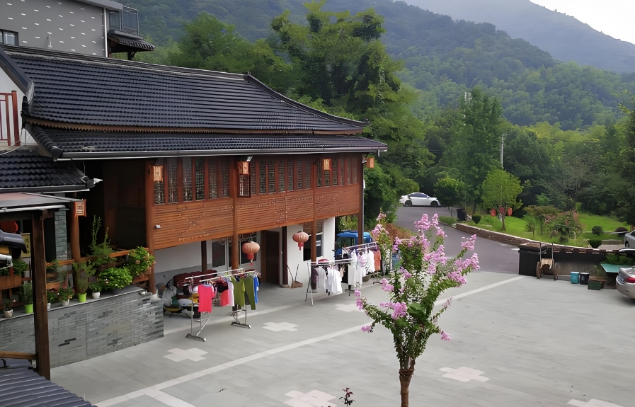 成都宝藏农家乐，开启惬意田园之旅
这里四周被青山绿水环绕，空气清新宜人。农家乐内设有宽敞的庭院，摆放着木质的桌椅，坐在这里，品一杯香茗，赏着田园风光，惬意十足。特色菜品更是让人赞不绝口，以当地新鲜食材烹饪出的农家菜，味道纯正，像柴火鸡、农家腊肉等，每一口都充满了浓郁的乡村风味。房间布置简约而舒适，充满家的感觉。夜晚，躺在床上，听着窗外的虫鸣鸟叫，仿佛与大自然融为一体。
